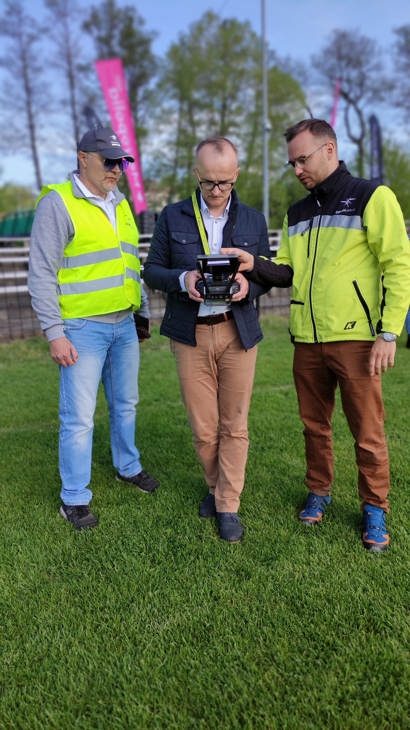 Rafał Adamczyk, burmistrz Sławkowa, osobiście sprawdza stan zieleni z drona z wykorzystaniem kamery multispektralnej.